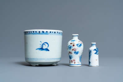 Een paar Chinese blauw-witte schotels, een penselenbeker en twee snuifflesjes, 18/19e eeuw