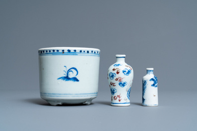 Une paire de plats, un pot &agrave; pinceaux et deux tabati&egrave;res en porcelaine de Chine en bleu et blanc, 18/19&egrave;me