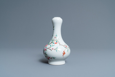 Un vase en porcelaien de Chine famille rose &agrave; d&eacute;cor de p&ecirc;ches, marque 'Dun mu tang zhi', R&eacute;publique