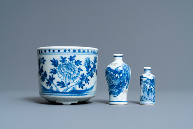 Une paire de plats, un pot &agrave; pinceaux et deux tabati&egrave;res en porcelaine de Chine en bleu et blanc, 18/19&egrave;me