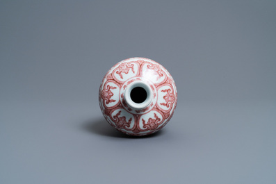 Un vase de forme 'meiping' en porcelaine de Chine en rouge de cuivre &agrave; d&eacute;cor de rinceaux de pivoines, marque de Qianlong, 19/20&egrave;me