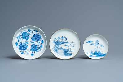 Drie Chinese blauw-witte 'Bleu de Hue' borden en twee kommen voor de Vietnamese markt, 19e eeuw
