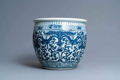 Un aquarium en porcelaine de Chine en bleu et blanc, 19&egrave;me