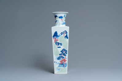 Een Chinese taps oplopende vierkante vaas met blauw-wit, celadon en koperrood decor, Kangxi