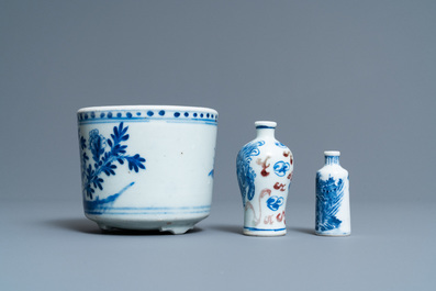 Een paar Chinese blauw-witte schotels, een penselenbeker en twee snuifflesjes, 18/19e eeuw