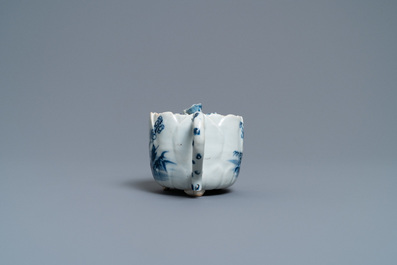 Een Chinese blauw-witte driepotige theepot in lotusvorm, Kangxi