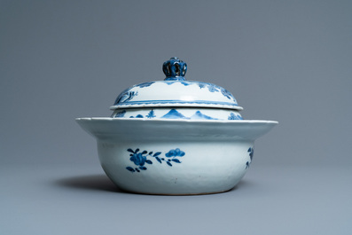 Une terrine couverte &agrave; usage maritime en porcelaine de Chine en bleu et blanc, Qianlong
