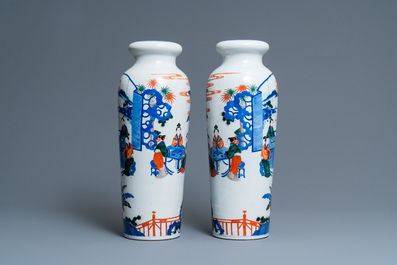 Une paire de vases de forme rouleau en porcelaine de Chine wucai, 19&egrave;me
