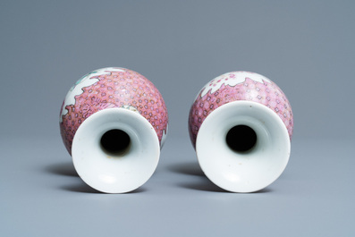 Une paire de vases de forme bouteille en porcelaine de Chine famille rose, 19/20&egrave;me