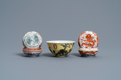 Un bol Dayazhai et deux bo&icirc;tes &agrave; p&acirc;te en porcelaine de Chine, 19&egrave;me