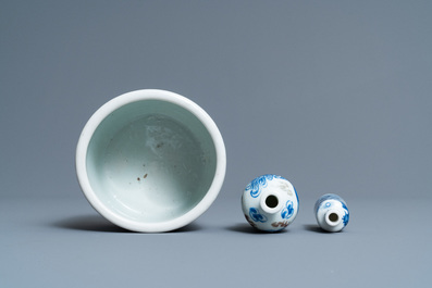 Une paire de plats, un pot &agrave; pinceaux et deux tabati&egrave;res en porcelaine de Chine en bleu et blanc, 18/19&egrave;me