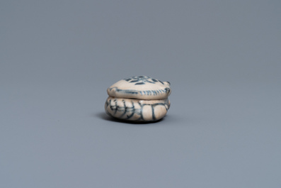 Une bo&icirc;te couverte en forme de crabe en porcelaine de Vietnam ou Annam en bleu et blanc, 15/16&egrave;me