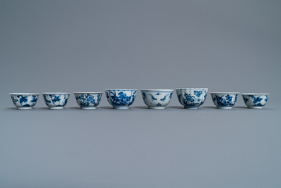Huit tasses et cinq soucoupes en porcelaine de Chine en bleu et blanc, Kangxi