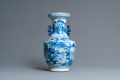 Een Chinese blauw-witte vaas met krijgers, 19e eeuw