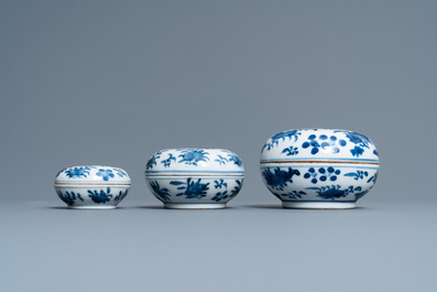 Acht Chinese blauw-witte schotels, een schaal en drie dekseldoosjes, Yongzheng en later