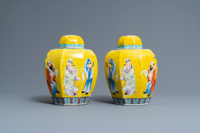 Une paire de pots couverts en porcelaine de Chine famille rose &agrave; d&eacute;cor d'immortels, marque de Jiaqing, R&eacute;publique