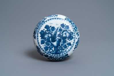 Une bo&icirc;te couverte en porcelaine de Chine en bleu et blanc, Kangxi