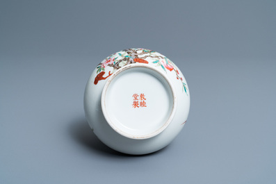 Een Chinese famille rose flesvormige 'perziken' vaas, 'Dun mu tang zhi' merk, Republiek