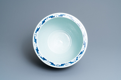 A Chinese blue and white 'dragons' fish bowl, 19th C.