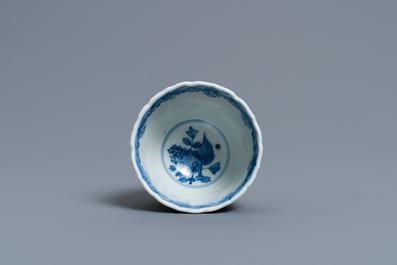 Une tasse &agrave; vin en porcelaine de Chine en bleu et blanc, Kangxi