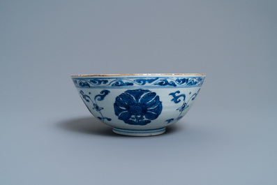 Zes Chinese blauw-witte koppen, zes schotels en een kom, Ming en Kangxi