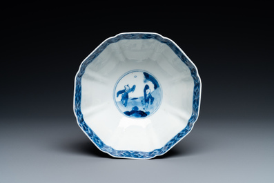 Een Chinese blauw-witte kom met 'Lange Lijzen', Chenghua merk, Kangxi