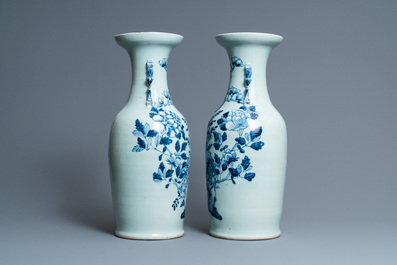 Een paar Chinese blauw-witte celadon vazen met fazanten, 19e eeuw