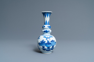 Un vase de forme triple gourde en porcelaine de Chine en bleu et blanc, Kangxi