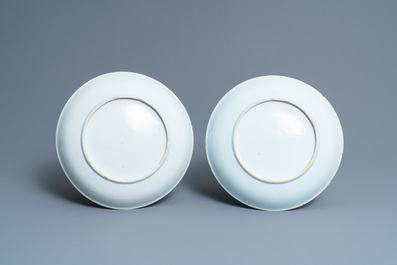 Une paire de plats, un pot &agrave; pinceaux et deux tabati&egrave;res en porcelaine de Chine en bleu et blanc, 18/19&egrave;me