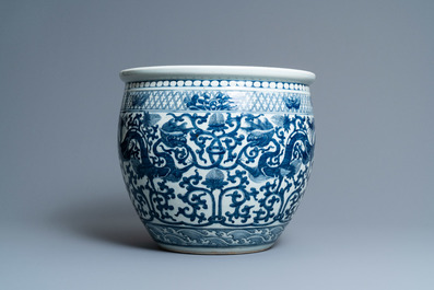 Un aquarium en porcelaine de Chine en bleu et blanc, 19&egrave;me