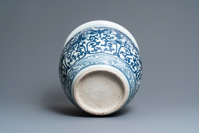 Un aquarium en porcelaine de Chine en bleu et blanc, 19&egrave;me