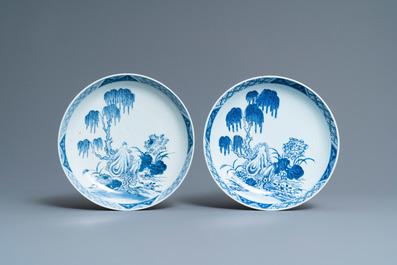 Une paire de plats, un pot &agrave; pinceaux et deux tabati&egrave;res en porcelaine de Chine en bleu et blanc, 18/19&egrave;me