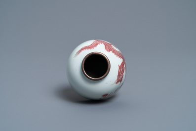 Un lave-pinceaux en porcelaine de Chine en rouge de fer figurant un dragon, 18/19&egrave;me