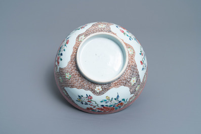 Un bol en porcelaine de Chine famille rose aux m&eacute;daillons en forme de feuilles d'armoise, Qianlong
