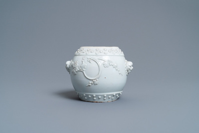 Un pot en porcelaine blanc de Chine &agrave; d&eacute;cor de fleurs de prunus en relief, 18/19&egrave;me