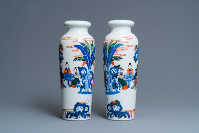 Une paire de vases de forme rouleau en porcelaine de Chine wucai, 19&egrave;me