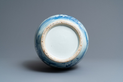 Un vase en porcelaine de Chine en bleu et blanc &agrave; d&eacute;cor de guerriers, 19&egrave;me
