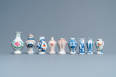 Tien overwegend Chinese blauw-witte, famille rose en Imari-stijl vaasjes, Kangxi en later