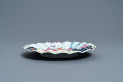 Un sous-plat godronn&eacute; en porcelaine de Chine famille rose &agrave; d&eacute;cor de grenades sur feuilles de tabac, Qianlong