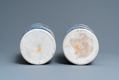 Une paire de vases de forme rouleau en porcelaine de Chine wucai, 19&egrave;me