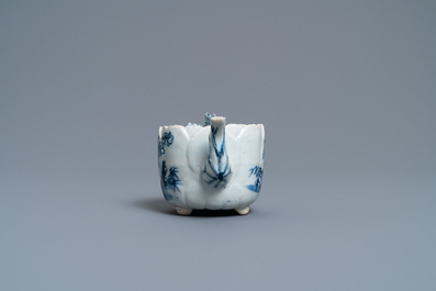 Een Chinese blauw-witte driepotige theepot in lotusvorm, Kangxi