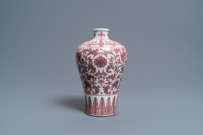 Een Chinese koperrode 'meiping' vaas met pioenslingers, Qianlong merk, 19/20e eeuw