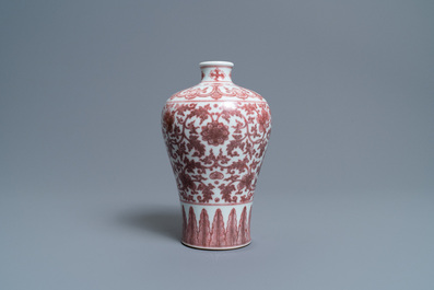 Un vase de forme 'meiping' en porcelaine de Chine en rouge de cuivre &agrave; d&eacute;cor de rinceaux de pivoines, marque de Qianlong, 19/20&egrave;me