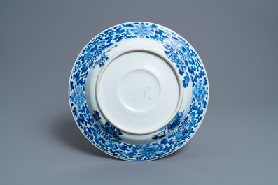 Un plat au m&eacute;daillon central augment&eacute; en porcelaine de Chine en bleu et blanc, Kangxi