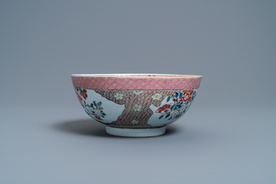 A Chinese famille rose bowl with artemisia-shaped medallions, Qianlong
