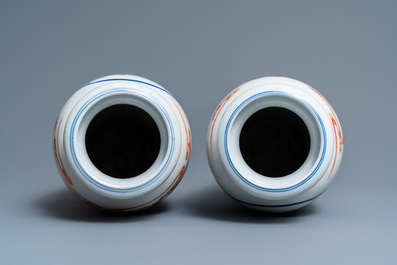 Une paire de vases de forme rouleau en porcelaine de Chine wucai, 19&egrave;me