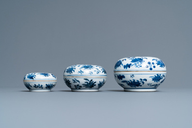 Acht Chinese blauw-witte schotels, een schaal en drie dekseldoosjes, Yongzheng en later