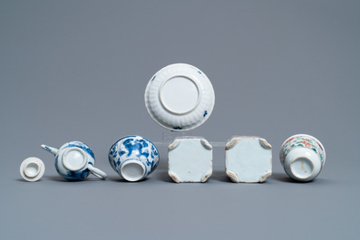 Une collection d'objets &agrave; th&eacute; en porcelaine de Chine en bleu et blanc, famille rose, verte et de style Imari, Kangxi/Qianlong
