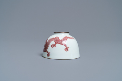 Een Chinese koperrode penselenwasser met een draak, 18/19e eeuw