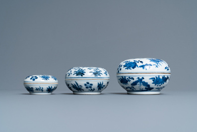 Eight Chinese blue and white dishes, a platter and three covered boxes, Yongzheng and later